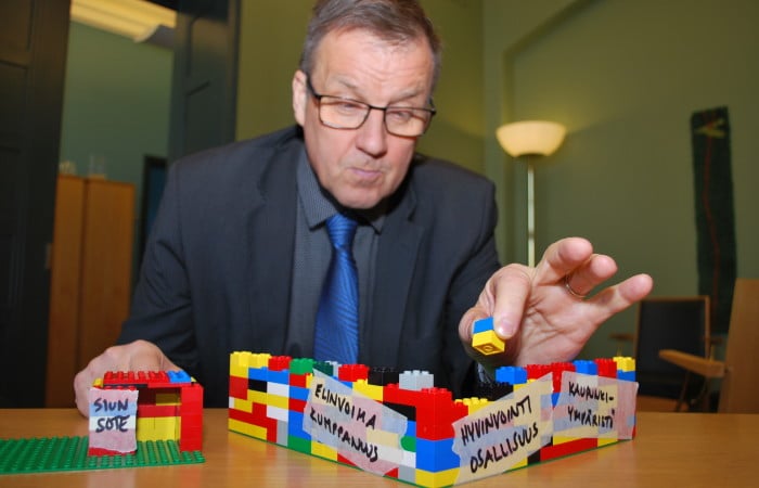 Kaupunginjohtaja Kari Karjalainen rakentaa legoja