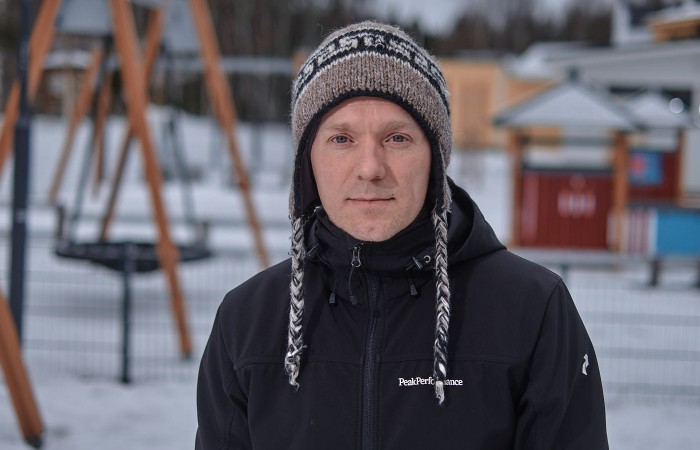 Iceheartsjoukkueen kasvattaja Henri Pursiainen poseeraa leikkikentällä.