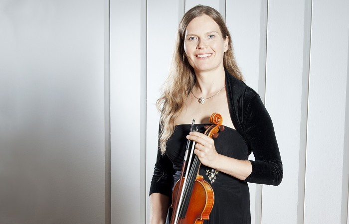 Viulisti Helin Untamala poseeraa viulunsa kanssa.